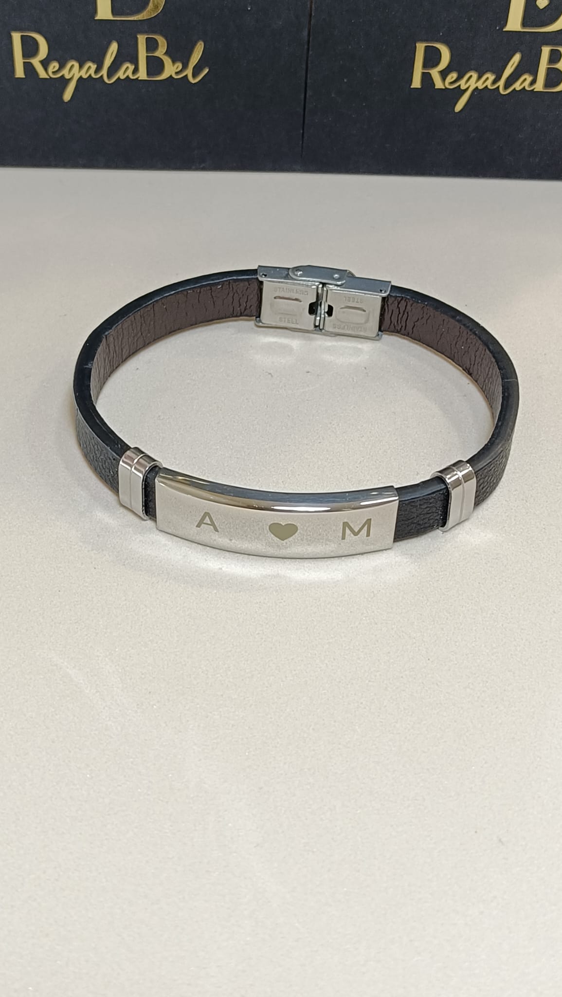 Pulsera de Acero y Cuero Sintético – Personalizable con Grabado