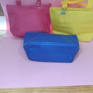 Bolsito térmico de mano con llavero iniciales y nombre de tus invitados. - Mín. 15 uds