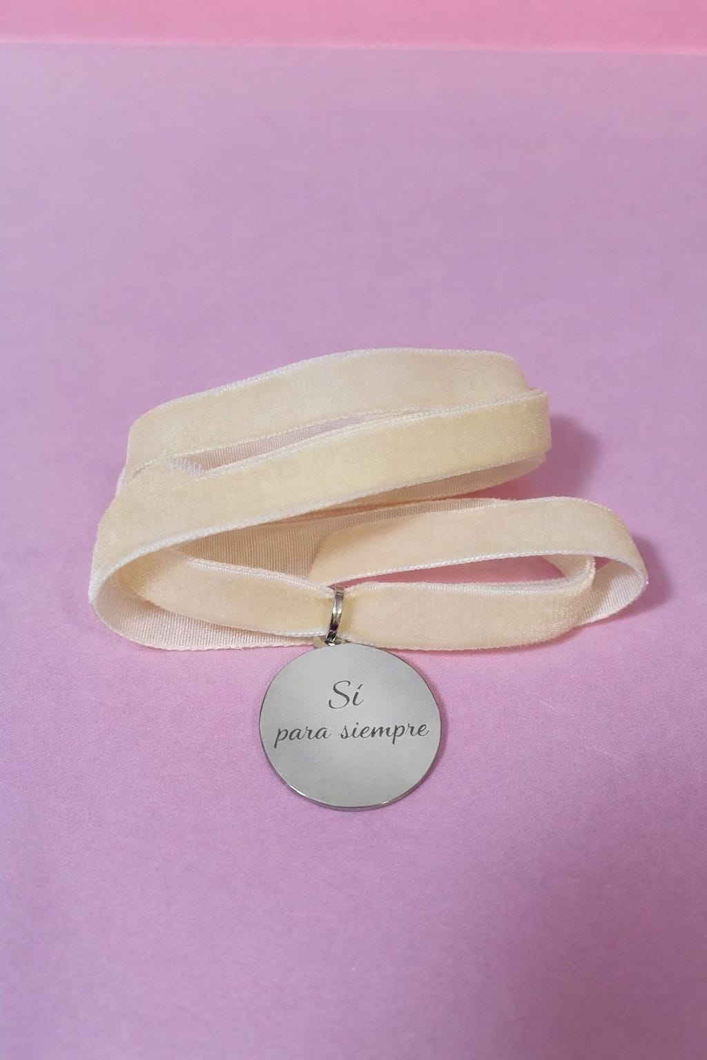 Medalla para Ramo de novia en plata 24mm con 1m de cinta de terciopelo - Imagen 2