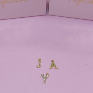 Charm inicales plata bañada en oro y piedrecitas