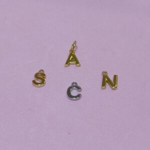 Charm inicial plata rodiada o plata bañada en oro