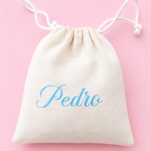 Bolsita de algodón con nombre personalizado en vinilo textil. mínimo 20 unid.