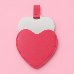 Espejo en forma de corazón con su fundita color rojo.